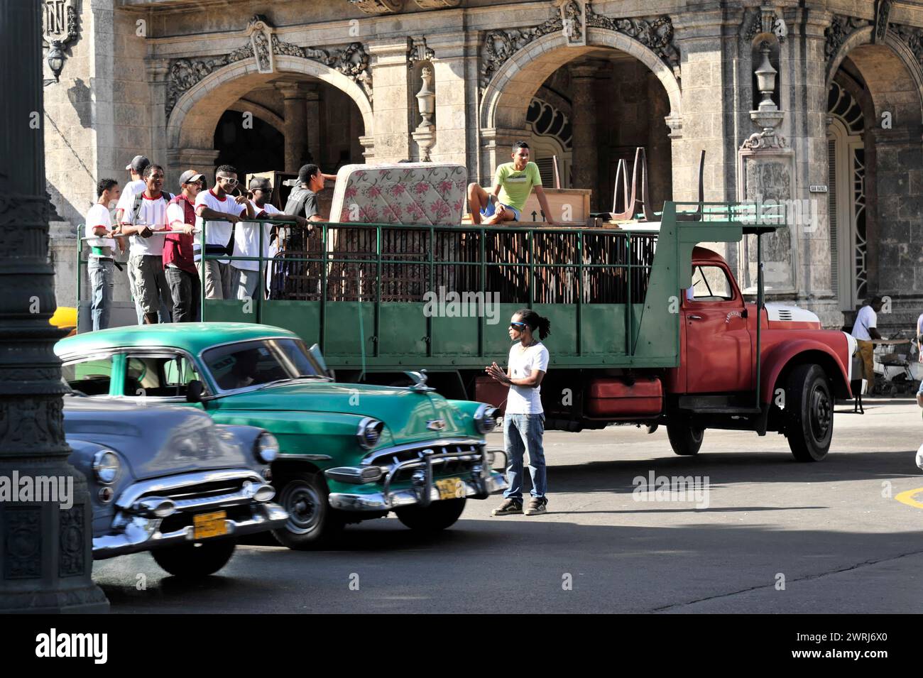 Eine Gruppe von Leuten, die sich auf einen alten Stadtbus vorbereiten, Havanna, Kuba, Zentralamerika Stockfoto