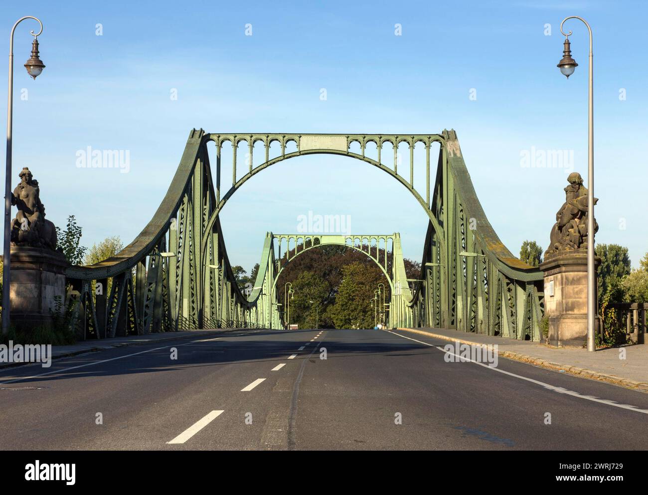 Glienickebrücke in Potsdam. Die Glienicker Brücke bildet heute die Stadtgrenze zwischen Berlin und Potsdam und war Grenzlinie und Übergabe Stockfoto