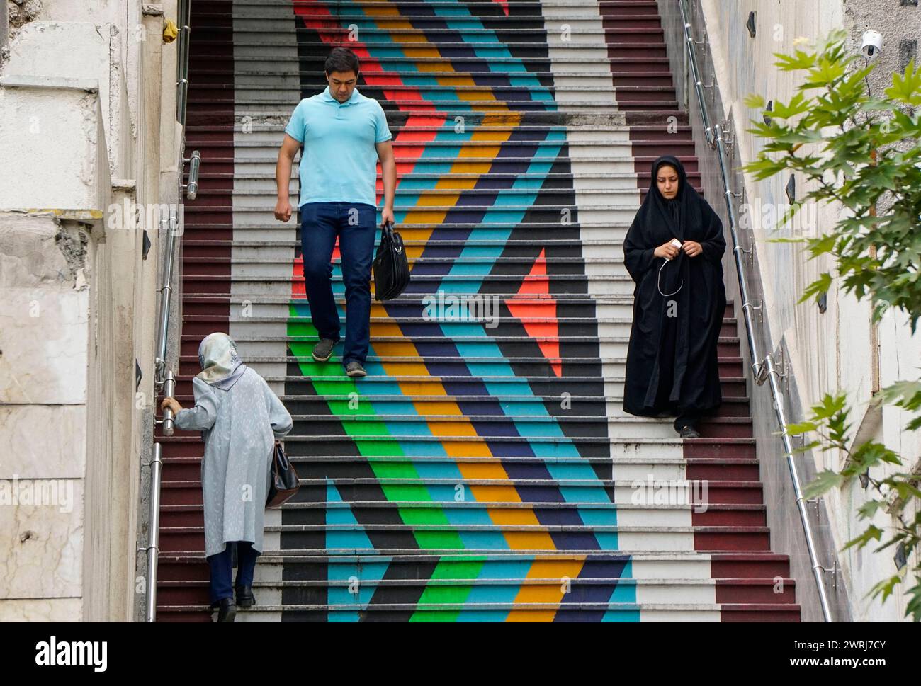 Die Leute gehen eine bemalte Treppe hinunter. Die Stadt Teheran verändert das Bild der Stadt durch Kunstobjekte in öffentlichen Räumen, 21/05/2016 Stockfoto