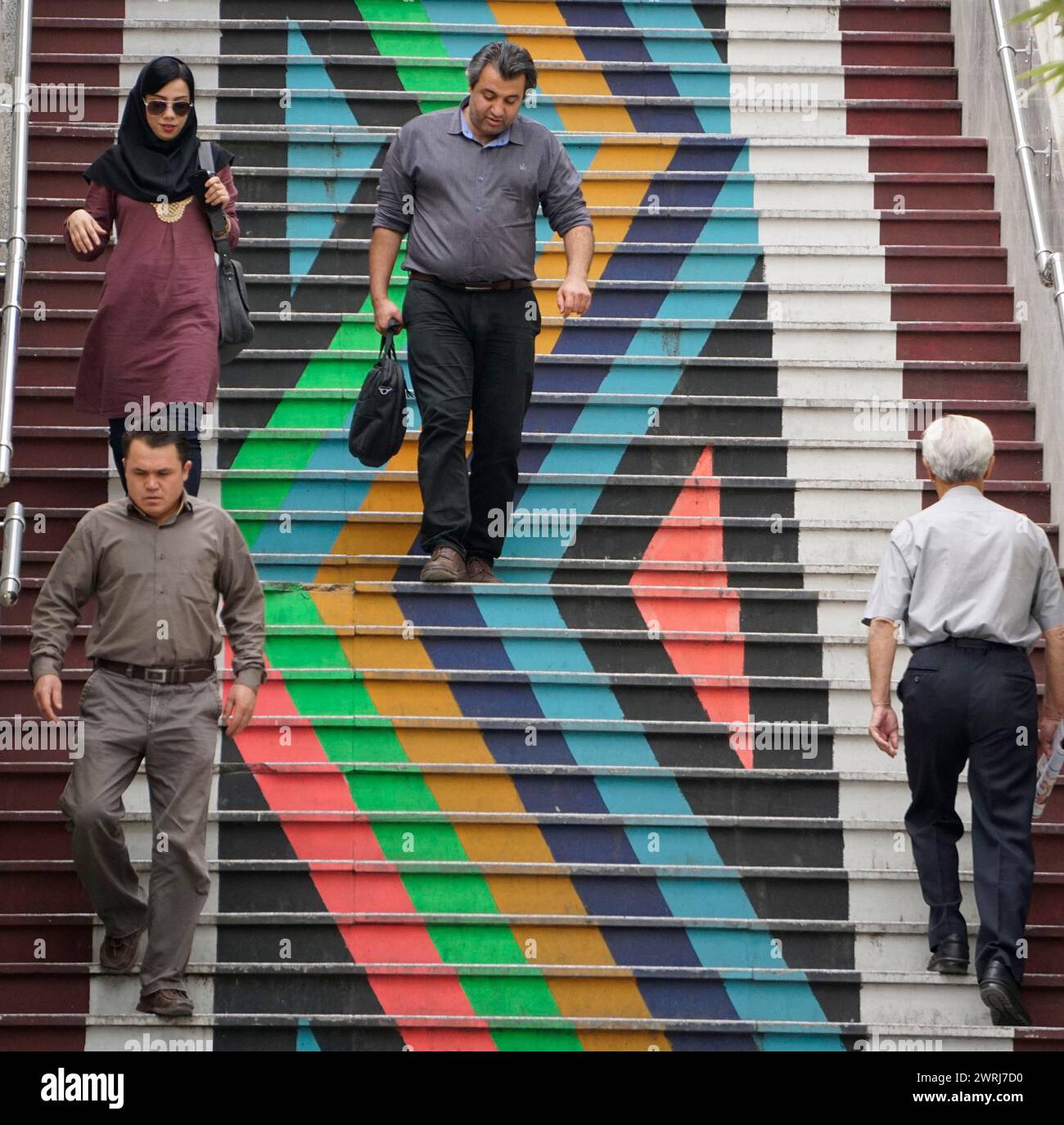 Die Leute gehen eine bemalte Treppe hinunter. Die Stadt Teheran verändert das Bild der Stadt durch Kunstobjekte in öffentlichen Räumen, 21/05/2016 Stockfoto