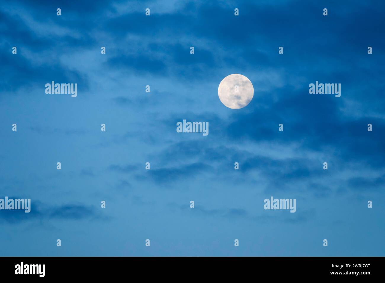 Vollmond und Wolken in der Abenddämmerung, Schweiz Stockfoto