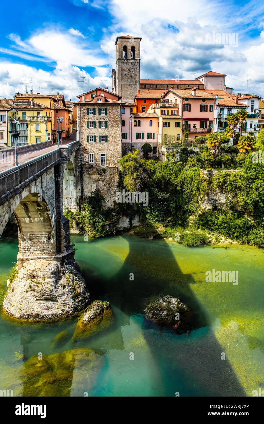 Ponte del Diavolo aus dem 15. Jahrhundert führt über den Fluss Natisone in das historische Zentrum, die Teufelsbrücke, Cividale del Friuli, Stadt mit Stockfoto