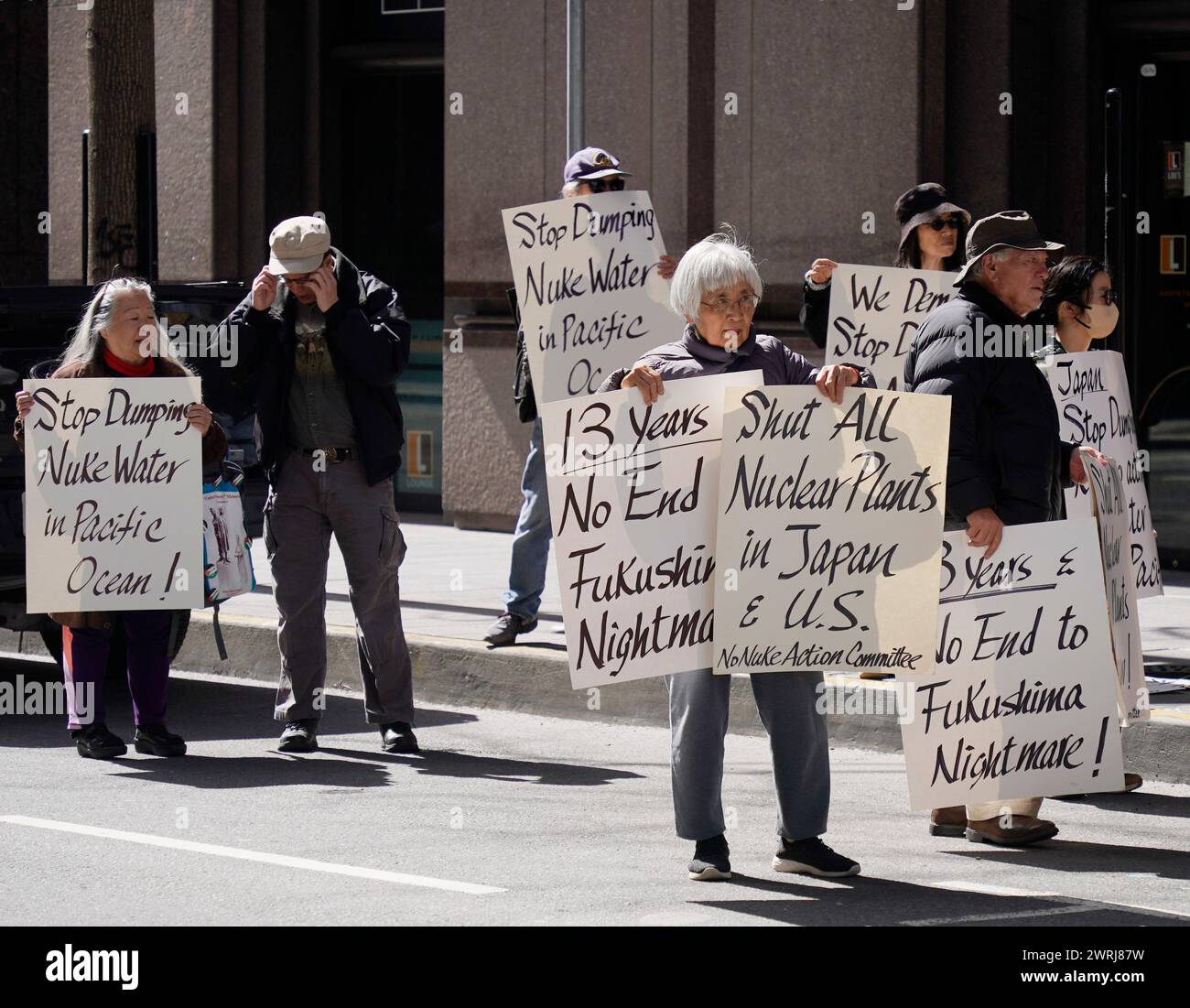 Peking, USA. März 2024. Am 11. März 2024 nehmen Menschen an einer Kundgebung gegen Japans Meeresableitung von nuklearem Abwasser aus Fukushima vor dem Generalkonsulat von Japan in San Francisco, Kalifornien, USA, Teil. Quelle: Li Jianguo/Xinhua/Alamy Live News Stockfoto