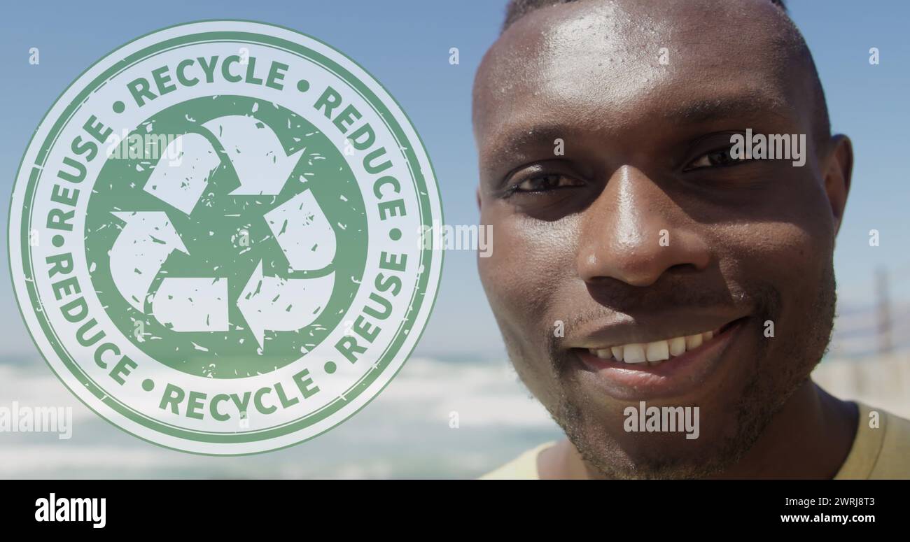 Bild des Recycling-Logos über dem Porträt eines lächelnden afroamerikaners am Strand Stockfoto