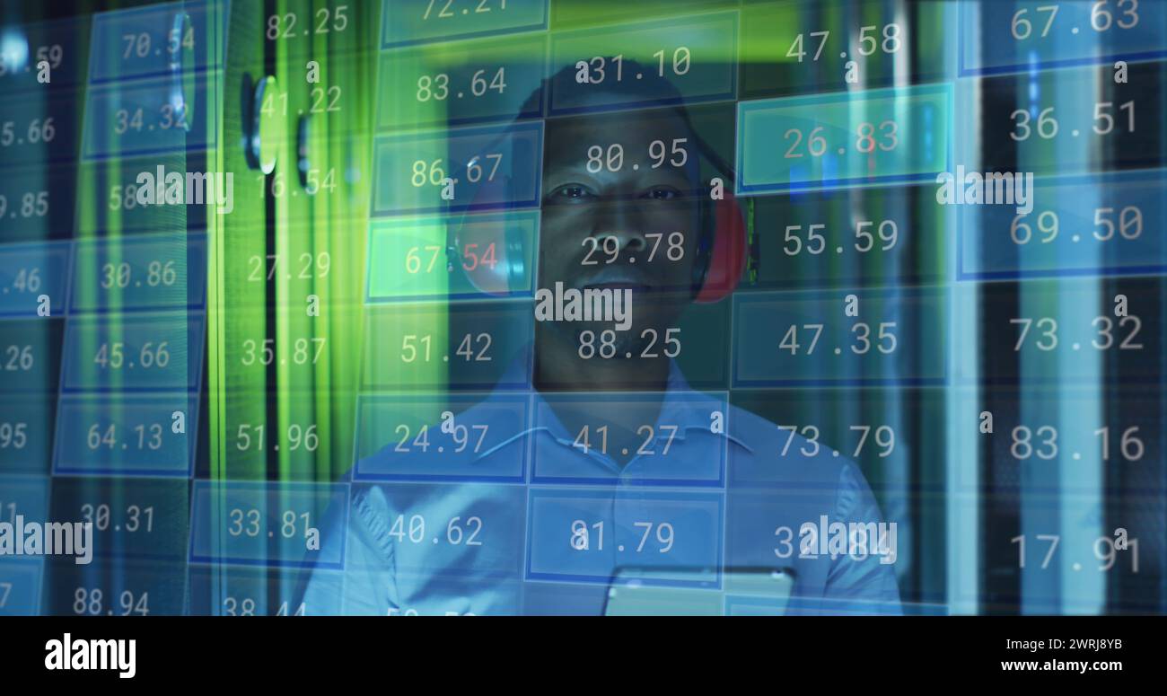 Bild der Verarbeitung von Finanzdaten über männlichen afroamerikanischen IT-Ingenieur mit Tablet Stockfoto