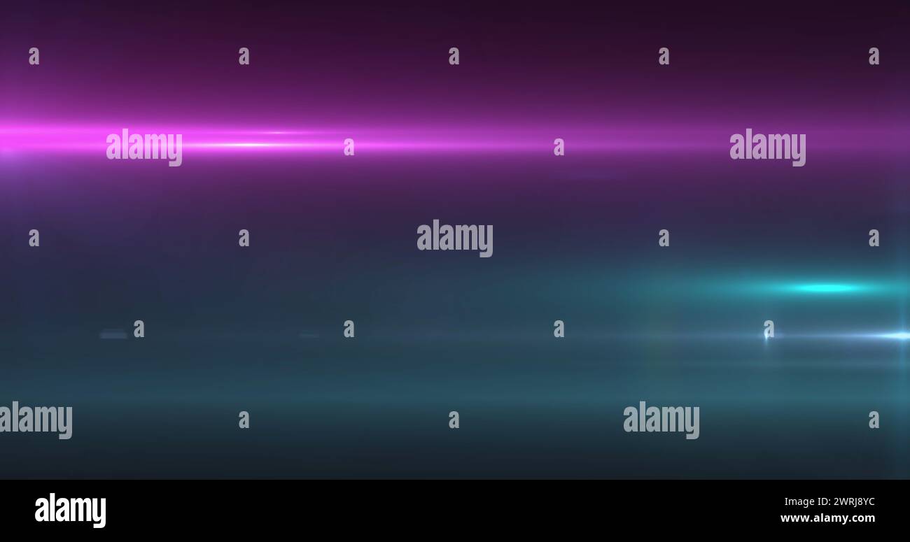 Bild eines rosa Scheinwerfers mit Streulicht und Lichtstrahlen, die sich über einen dunklen Hintergrund bewegen Stockfoto