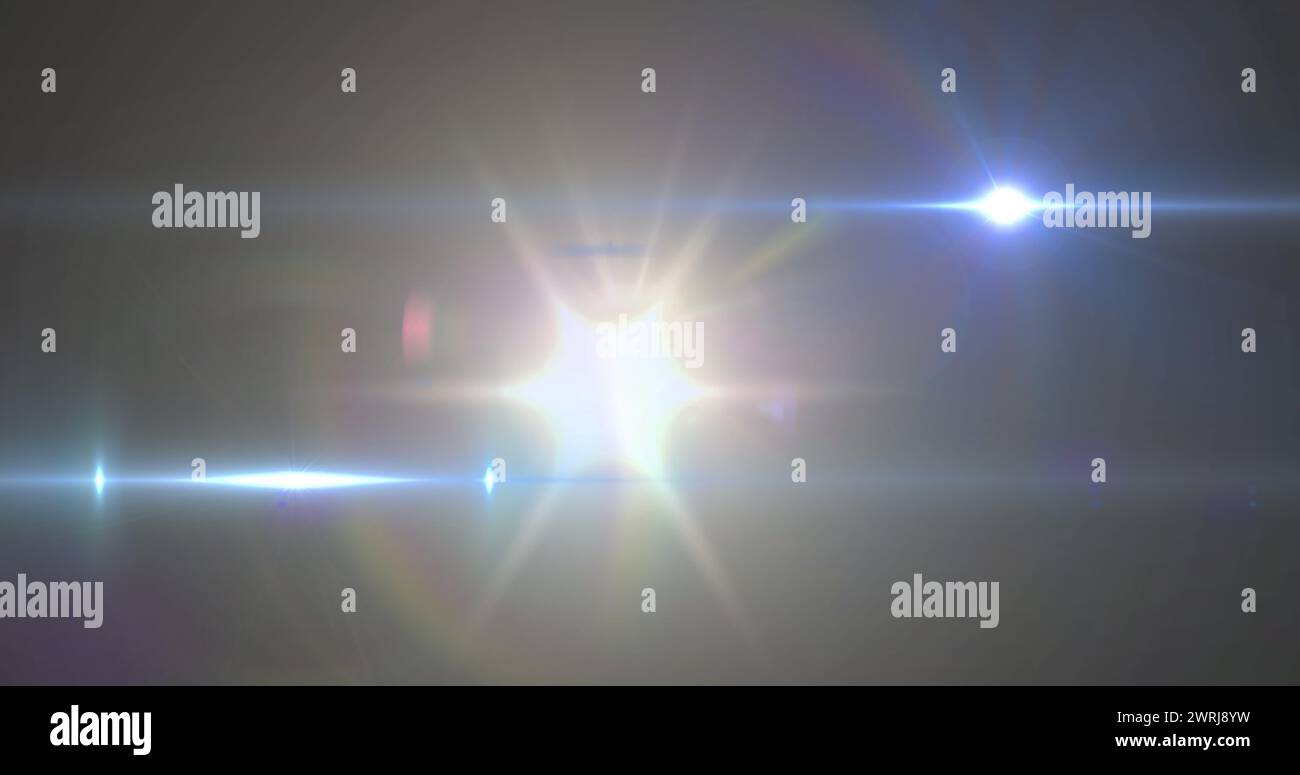 Bild eines Scheinwerfers mit Streulicht und Lichtstrahlen, die sich über einen dunklen Hintergrund bewegen Stockfoto