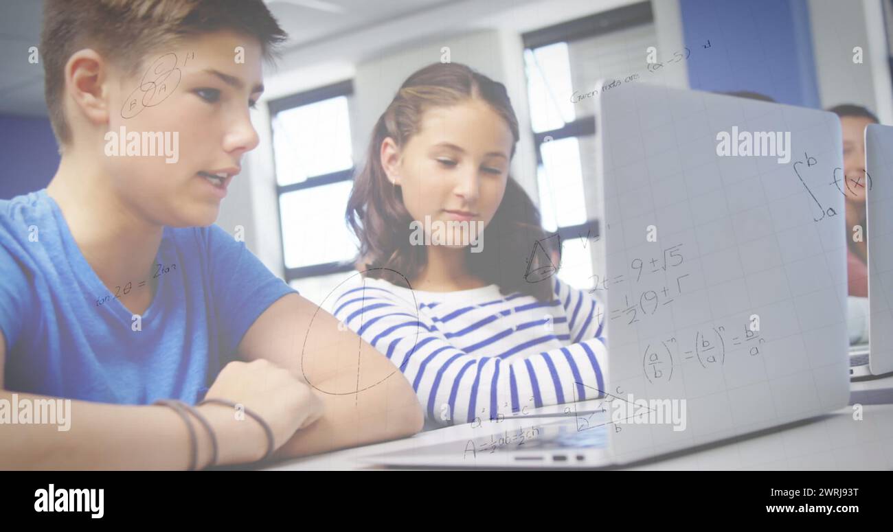 Darstellung mathematischer Gleichungen über Schulkinder mit Laptop im Klassenzimmer Stockfoto