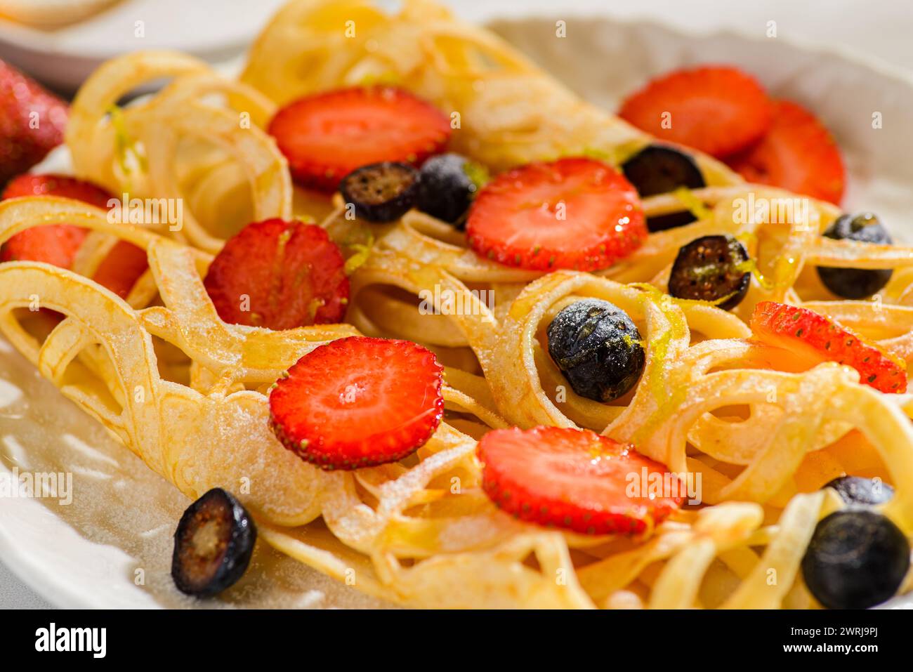 Pfannkuchen mit Heidelbeeren und Erdbeeren verzieren. Hochwertige Fotos Stockfoto