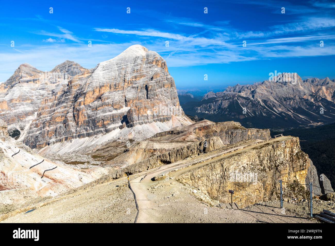 Blick vom Gipfel des Lagazuoi zu den Gipfeln Faniss und Tofane, dolomiten, Italien Stockfoto