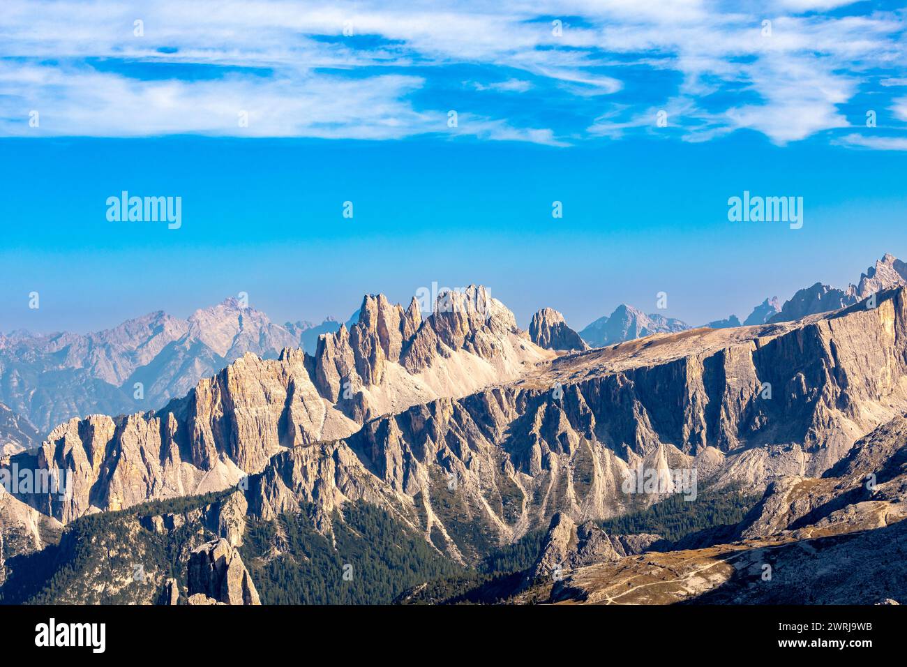 Blick vom Gipfel des Lagazuoi-Berges zur Croda da da Lago, dolomiten, Italien Stockfoto