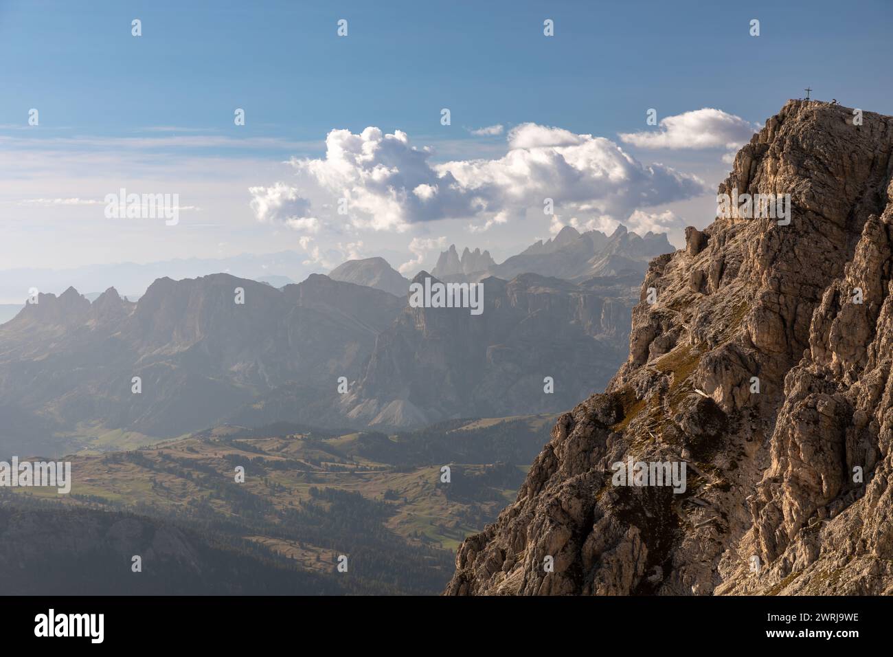 Blick auf den Gipfel des kleinen Lagazuoi-Berges und der Geiselgruppe, dolomiten, Italien Stockfoto