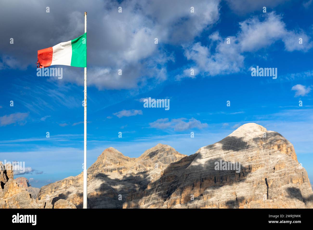 Italienische Flagge auf dem Gipfel des Langazuoi-Berges, dolomiten, Italien Stockfoto
