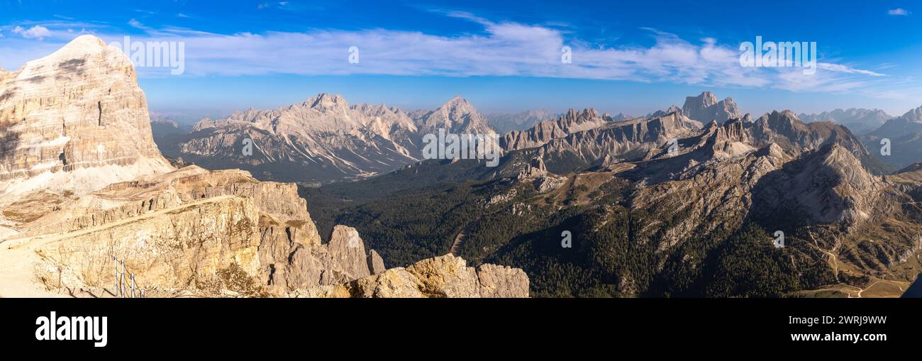 Blick vom Gipfel des Berges Lagazuoi auf Tofane, Antelao, Cinque Torri, Croda da Lago und Pelmo, dolomiten, Italien Stockfoto