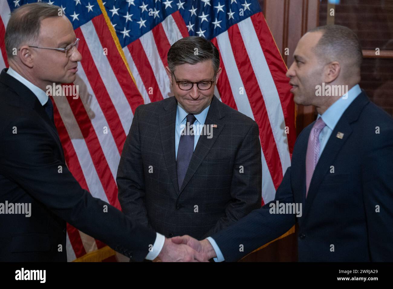 Washington, Usa. März 2024. Hakeem Jeffries (Demokrat von New York) schüttelt am Dienstag, den 12. März 2024, im US-Kapitol in Washington, DC, USA die Hand mit dem polnischen Präsidenten Andrzej Duda. Foto: Annabelle Gordon/CNP/ABACAPRESS.COM Credit: Abaca Press/Alamy Live News Stockfoto
