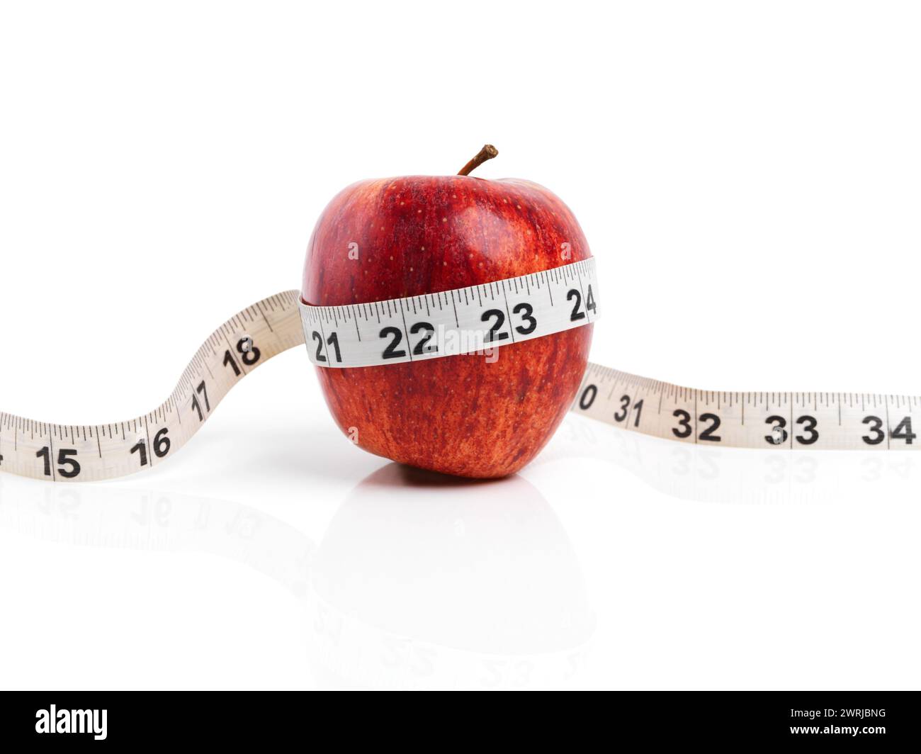 Apfel, Wellness und Band Maß mit roten Früchten im Studio isoliert auf weißem Hintergrund für Ernährung, Gesundheit oder Ernährung. Nachhaltigkeit, Vitamine und Stockfoto