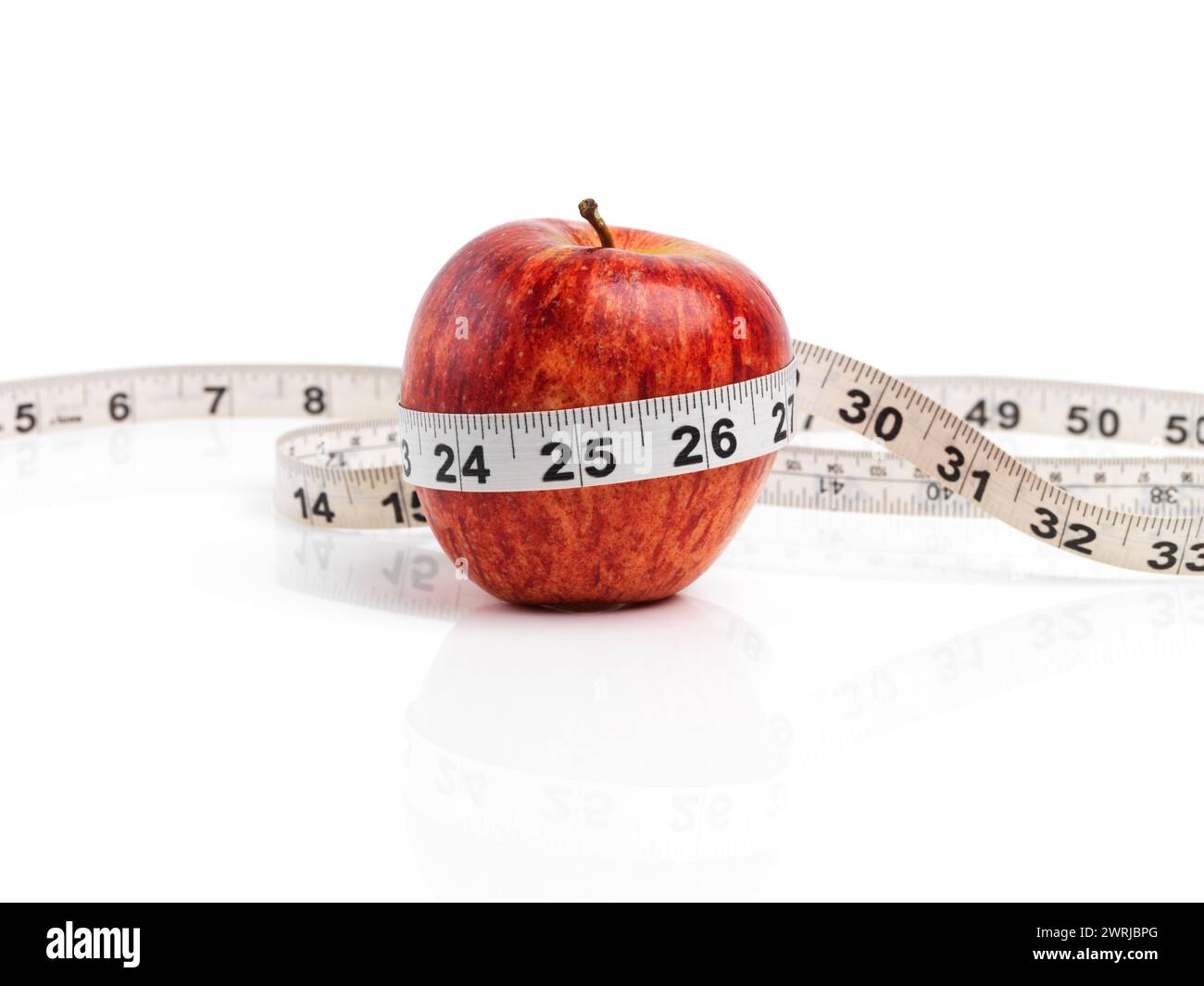 Apfel, Lebensmittel und Band Maß mit roten Früchten im Studio isoliert auf weißem Hintergrund für Ernährung, Gesundheit oder Ernährung. Größe, Vitamine und Mineralien mit Stockfoto