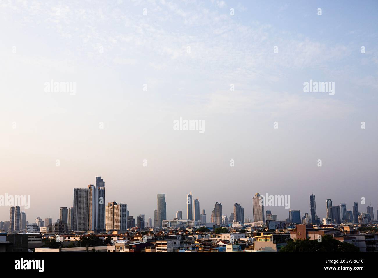 Blick Aus Der Vogelperspektive Auf Bürogebäude In Der Innenstadt Von Bangkok. Hintergrundbild. Hintergrund. Stockfoto