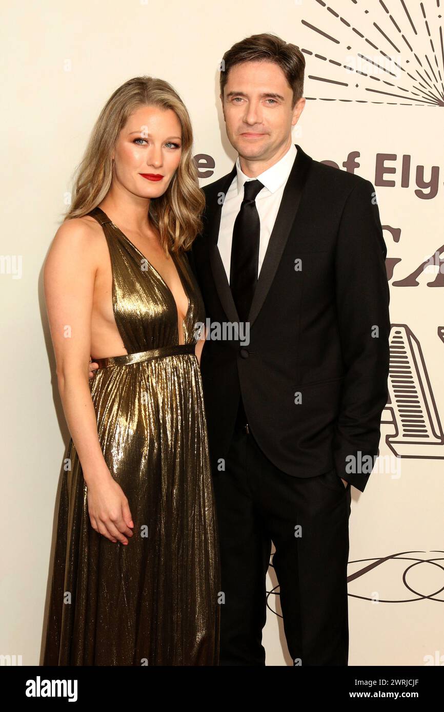 6. Januar 2024, Los Angeles, CA, USA: LOS ANGELES - 6. JAN: Ashley Hinshaw, Topher Grace 2024 Art of Elysium HEAVEN Gala im Wiltern Theater am 6. Januar 2024 in Los Angeles, KALIFORNIEN. (Kreditbild: © Kay Blake/ZUMA Press Wire) NUR REDAKTIONELLE VERWENDUNG! Nicht für kommerzielle ZWECKE! Stockfoto