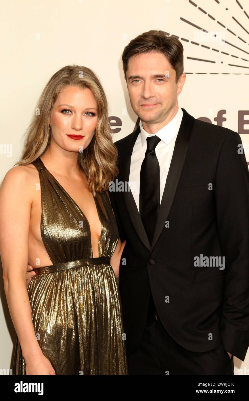 6. Januar 2024, Los Angeles, CA, USA: LOS ANGELES - 6. JAN: Ashley Hinshaw, Topher Grace 2024 Art of Elysium HEAVEN Gala im Wiltern Theater am 6. Januar 2024 in Los Angeles, KALIFORNIEN. (Kreditbild: © Kay Blake/ZUMA Press Wire) NUR REDAKTIONELLE VERWENDUNG! Nicht für kommerzielle ZWECKE! Stockfoto