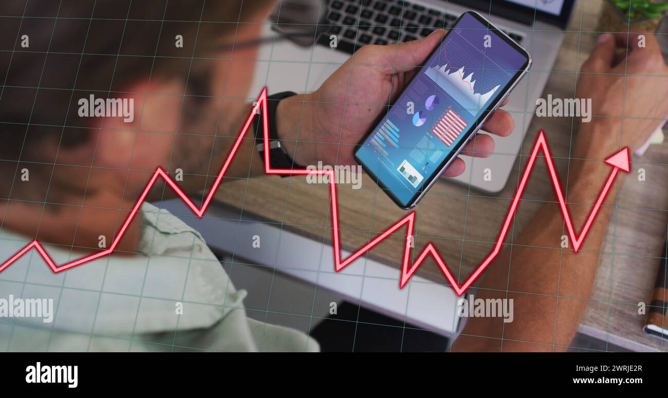 Bild der Datenverarbeitung über Menschen mit elektronischen Geräten Stockfoto