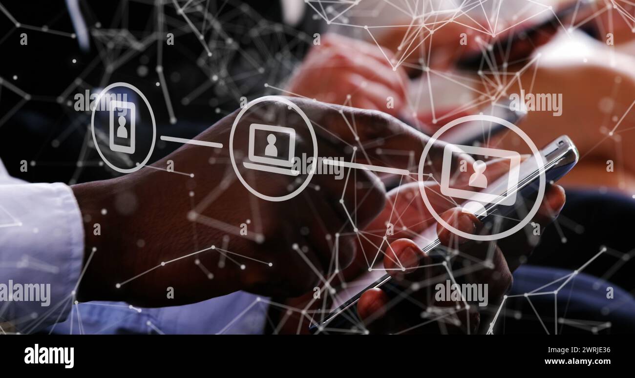 Bild von Verbindungen mit Symbolen, Datenverarbeitung über Geschäftsleute, die Smartphones verwenden Stockfoto