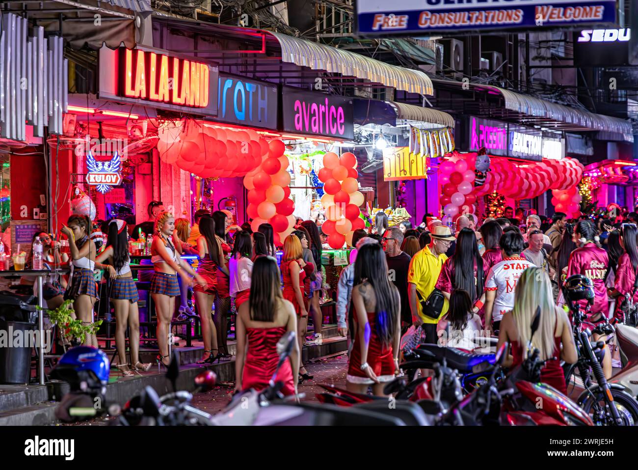 Barmädchen auf der Straße tragen Weihnachtsoutfit auf Soi 6, Pattaya, Thailand Stockfoto
