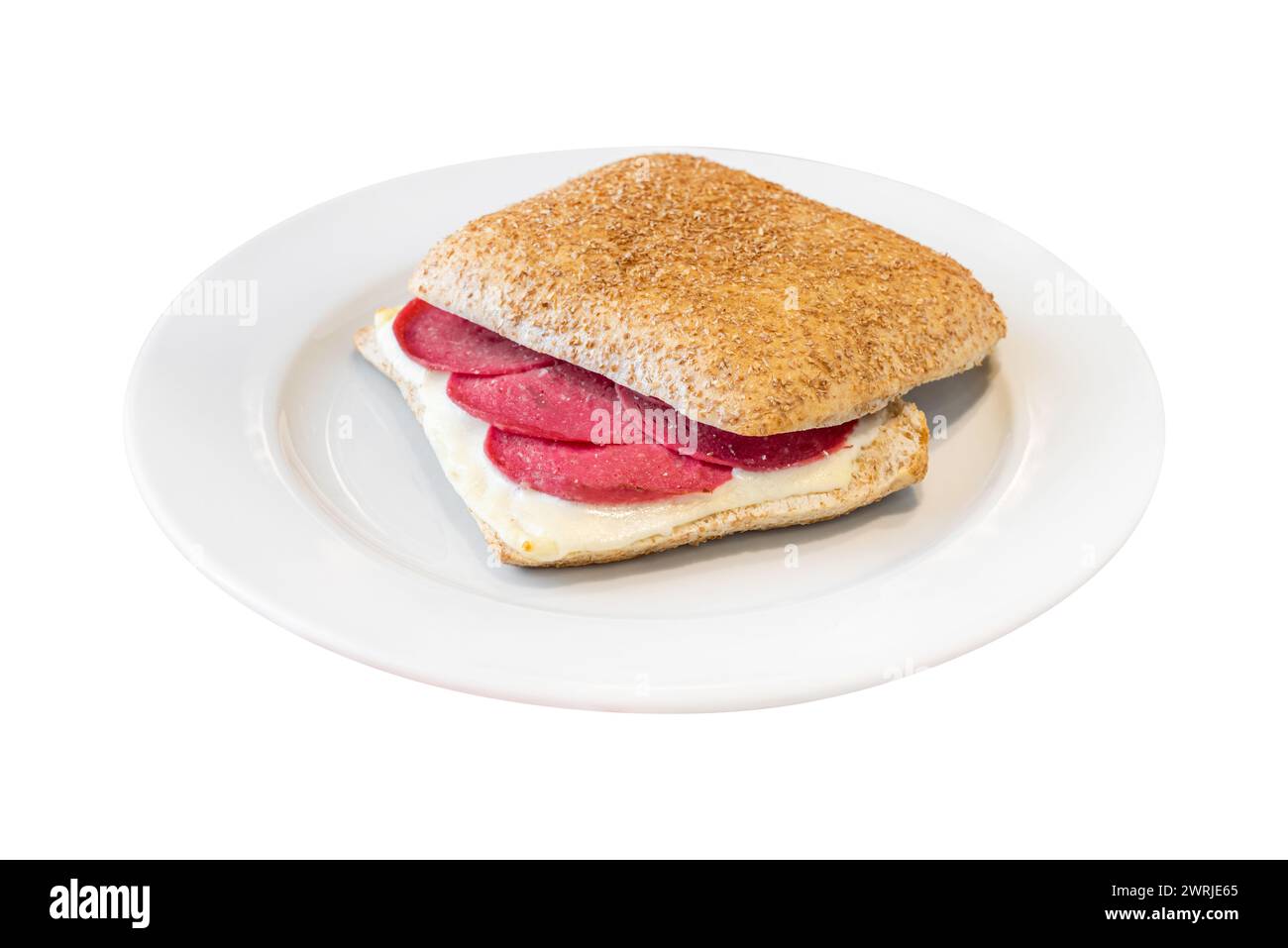 Sandwich mit Salami und Cheddar auf weißer Porzellanplatte auf weißem Hintergrund Stockfoto