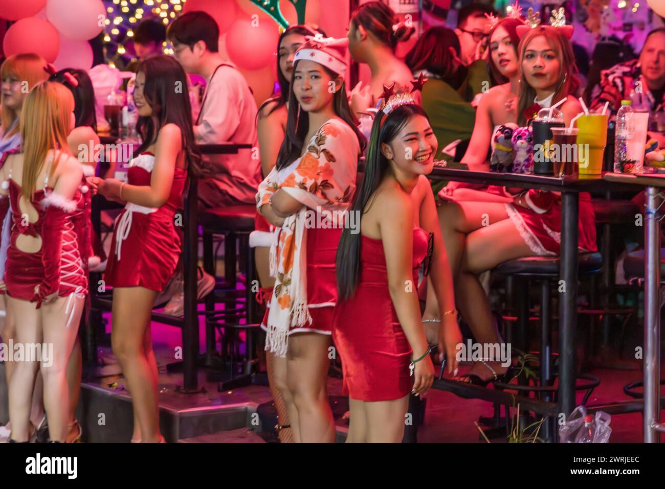 Sexy Barmädchen auf der Straße tragen Weihnachtsoutfit auf Soi 6, Pattaya, Thailand Stockfoto