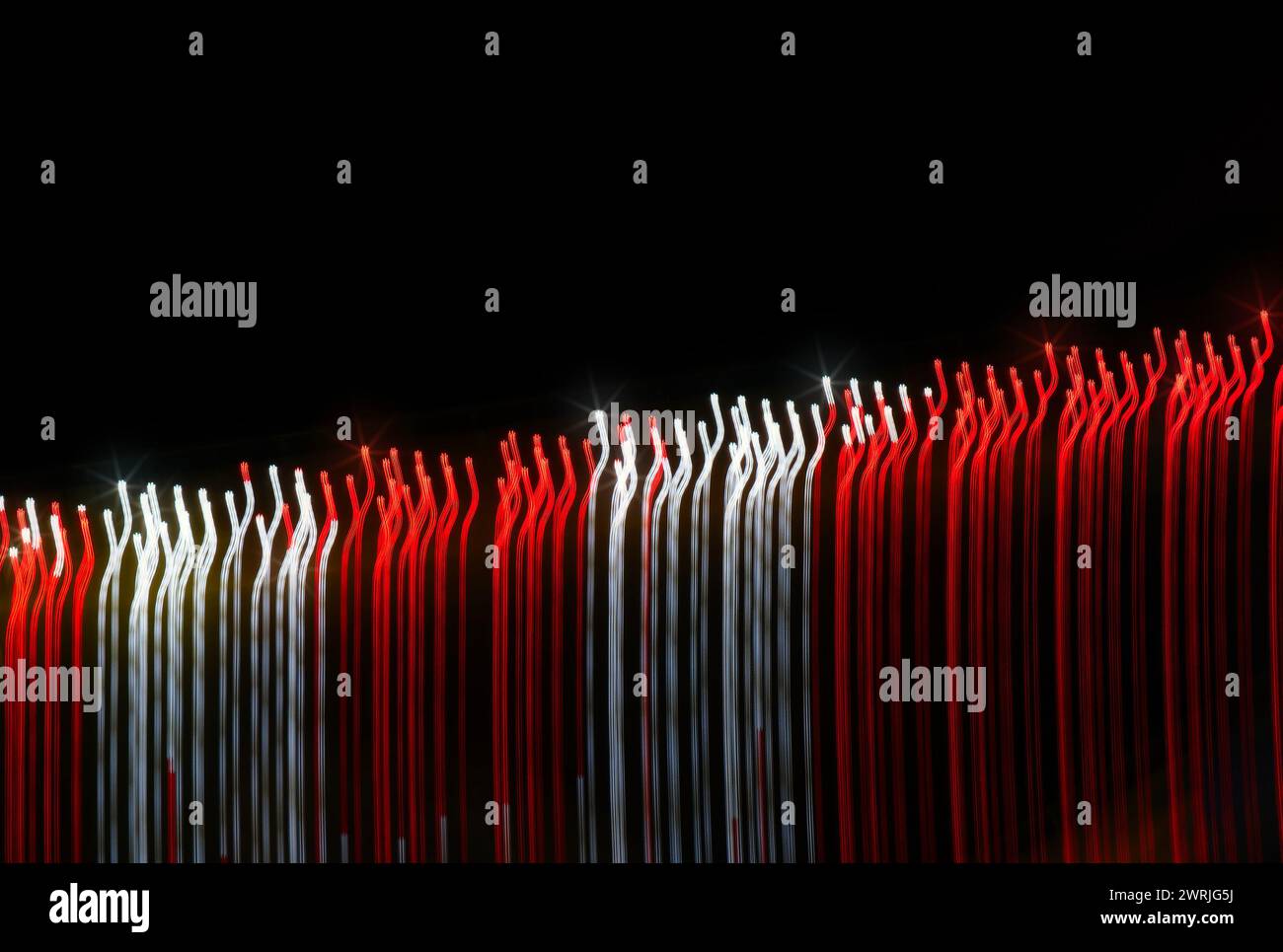 Ein Hintergrundbild mit roten und weißen Lichtern, das die Datenübertragung im Internet simuliert Stockfoto