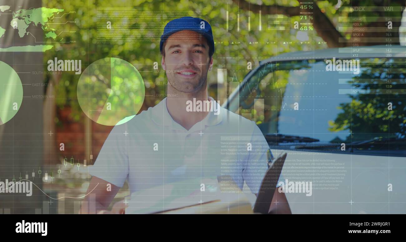 Vorderansicht eines Zustellers, der ein Paket trägt, während er lächelt Stockfoto