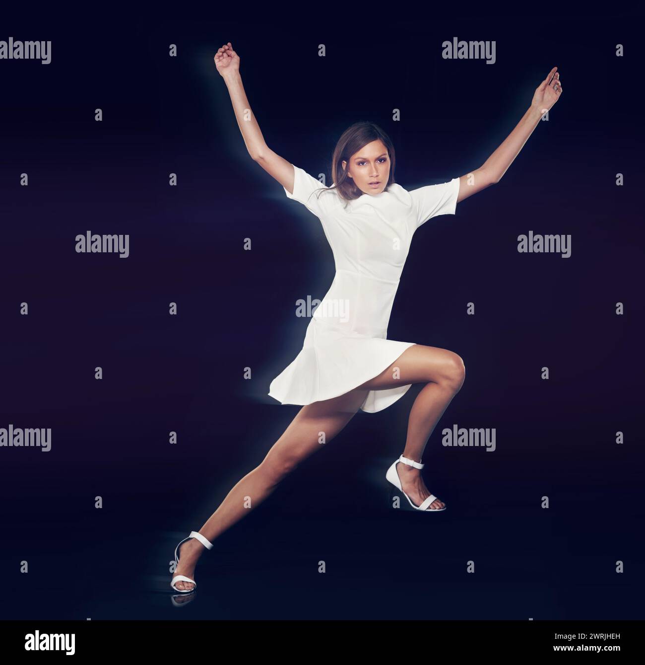 Porträt, Frau und Tanz in schwarzem Hintergrund mit Balance, Bewegung und Schönheit für Performance. Professionelle Tänzerin, Training und Training für Stockfoto