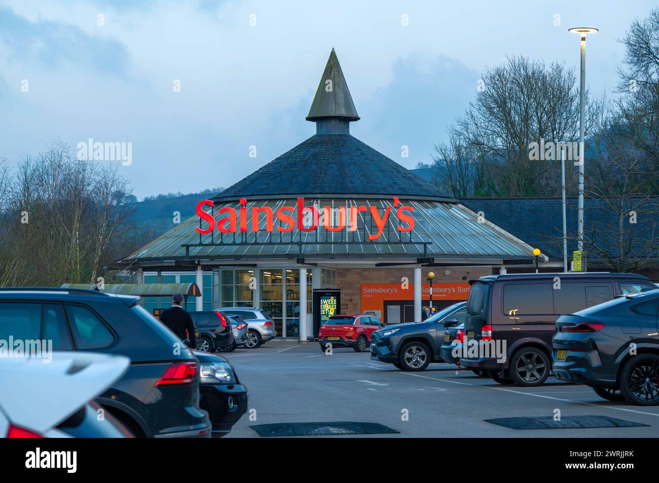 Sainsbury's Super Market mit Spitzdach und vollem Parkplatz, Matlock, Derbyshire, Großbritannien. Stockfoto