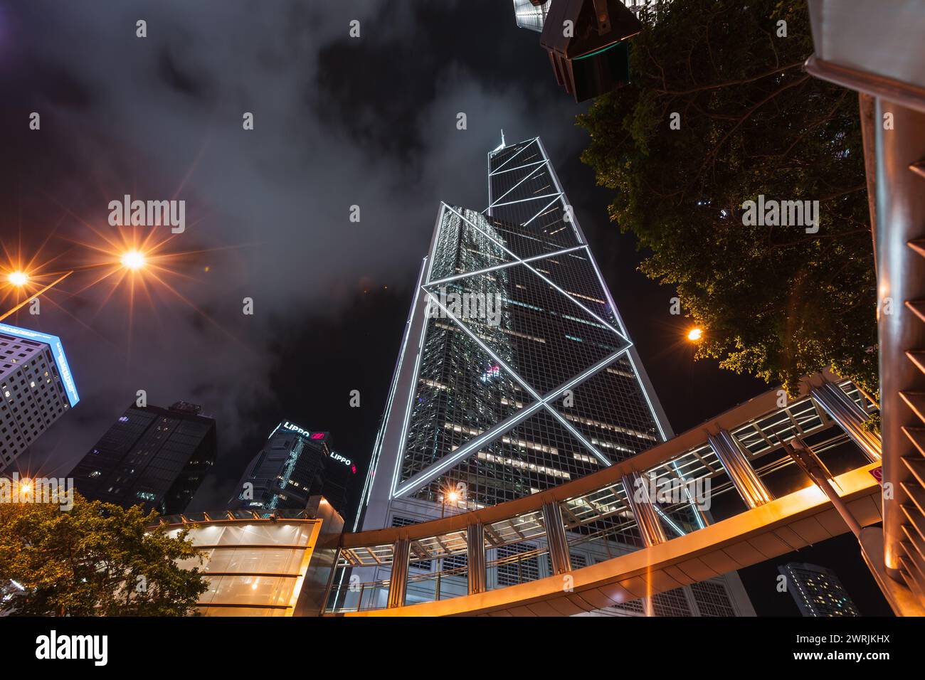 Hongkong - 19. Juli 2017: Stadtansicht im Central District Night. Wolkenkratzer sind unter dem Nachthimmel, Bürohochhäuser. Blick auf die Straße Queensway mit t Stockfoto