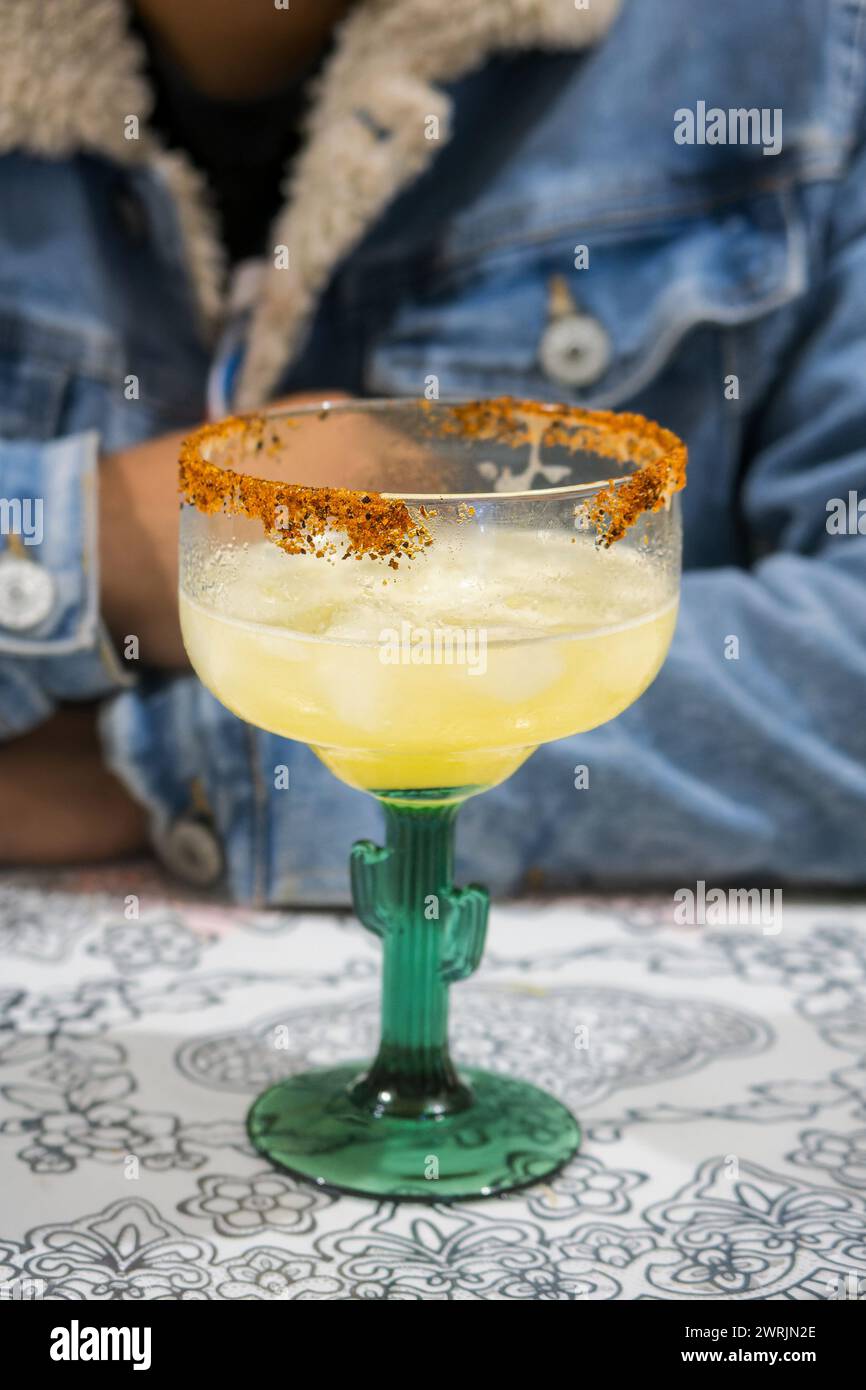 Eine Zubereitung von Ananasmargaritas mit Eis, Chili und Zitrone Stockfoto