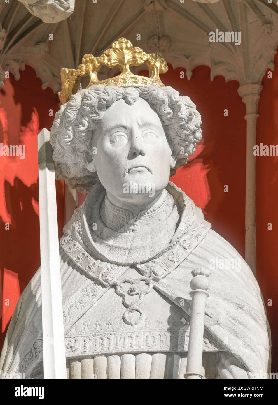 Statue des mittelalterlichen englischen Königs Heinrich V., auf der Leinwand im Münster (Kathedrale) in York, England. Stockfoto