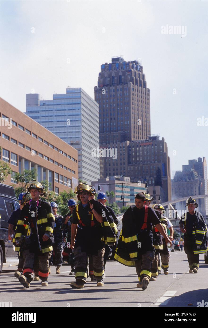 am 11. september tragische Skyline Twin Towers greifen Feuerwehrleute auf Walking Ground Zero an Stockfoto