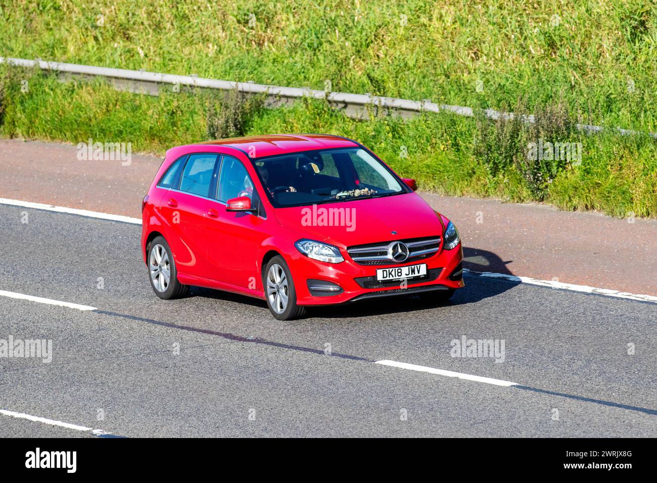 2018 Rot Mercedes-Benz B 180 Sport Executive D A, angetrieben von 1595 ccm, 4 Zylinder Inline; Fahren auf der M6-Autobahn UK Stockfoto