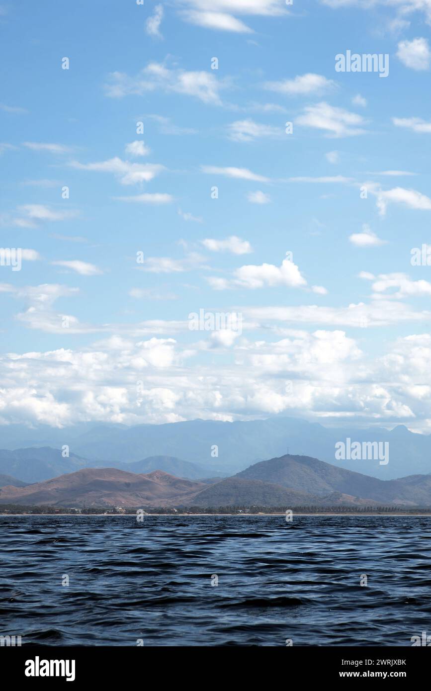 Ein Blick auf das offene Meer, den Himmel und die Küste im Hintergrund an der Playa Blanca Ixtapa Mexiko Stockfoto