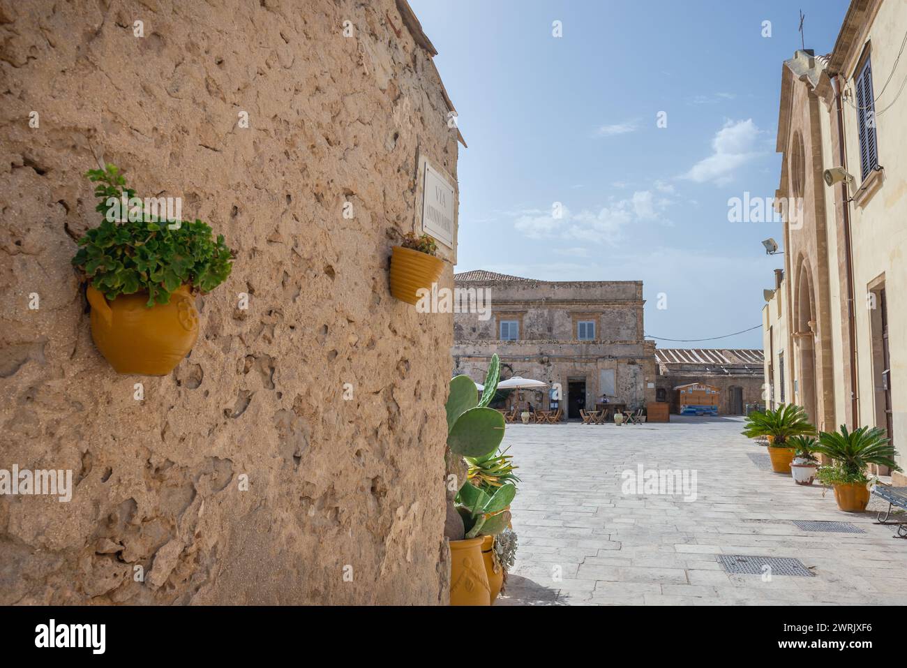 Piazza Regina Margherita, historisches Zentrum des Dorfes Marzamemi auf der Insel Sizilien, Italien Stockfoto