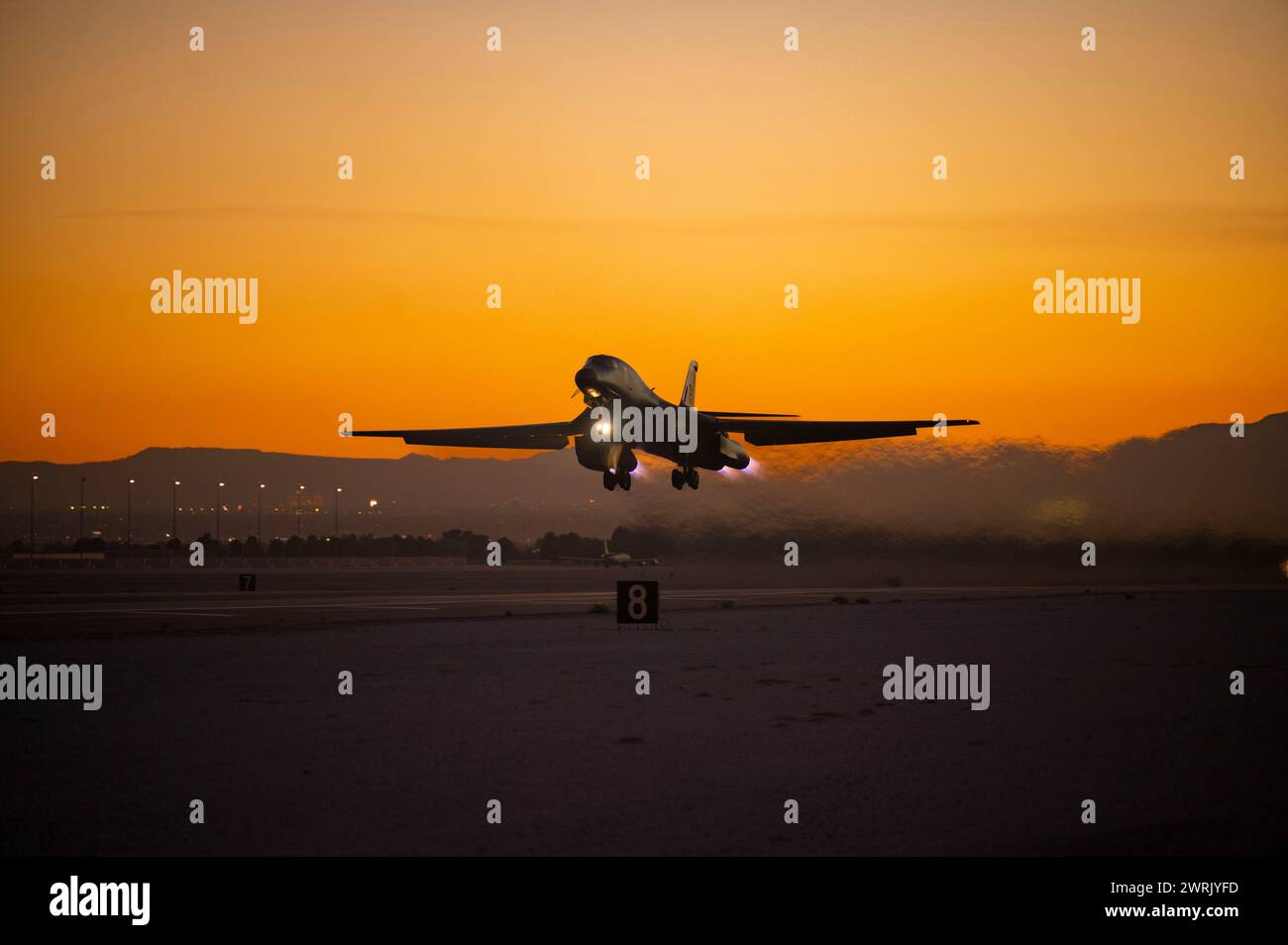 Ein B-1B Lancer Bomberflugzeug, das der 77th Weapons Squadron auf der Dyess Air Force Base, Texas, zugeordnet ist, startet während einer US Air Force Weapons School Stockfoto