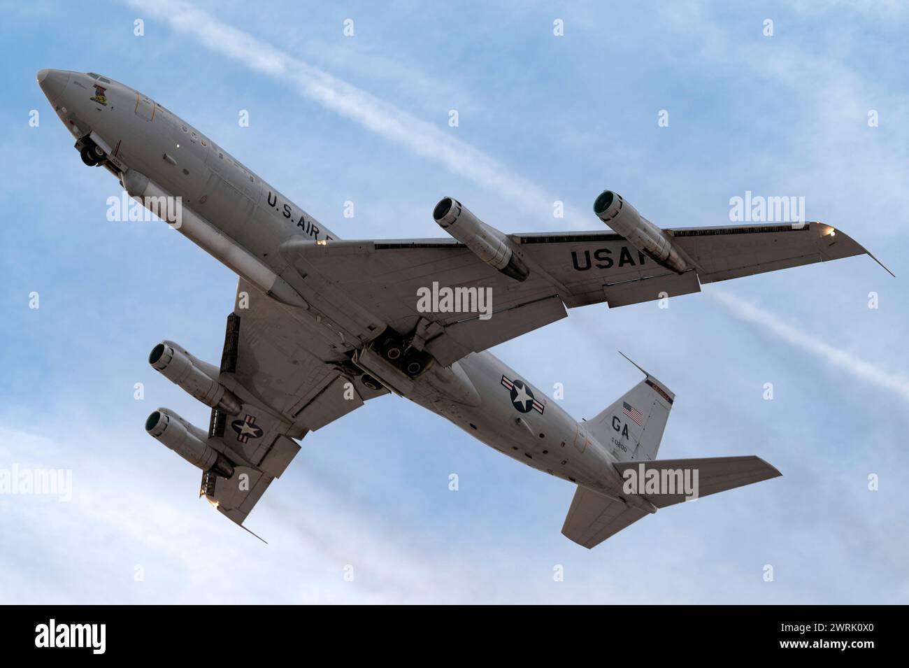 Ein E-8C Joint Surveillance Target Attack Radar System Flugzeug, das dem 116. Air Control Wing zugeordnet ist, startet für Weapons School Integration Stockfoto