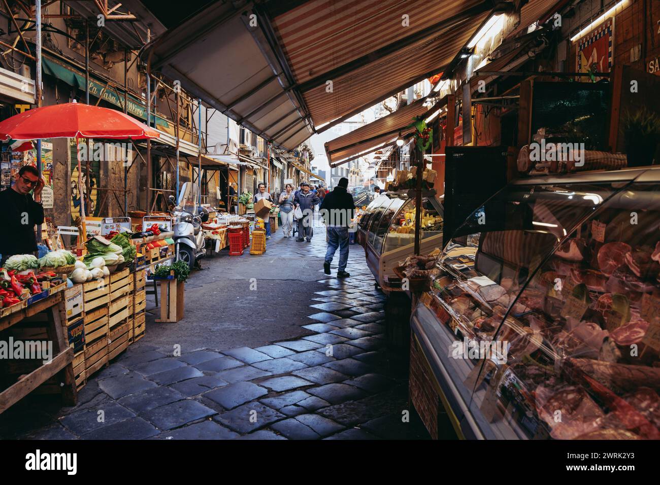 Verkaufsstände auf einem Lebensmittelmarkt in der Altstadt von Catania auf der Insel Sizilien, Italien Stockfoto