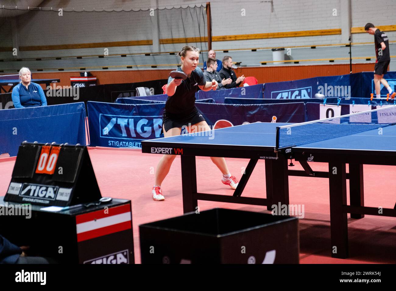 Anna KIRICHENKO von Finnland (blau) spielt Rebekka CARLSON von Norwegen (rot). Aktion der internationalen Frauenspiele der Qualifikationsgruppe Finnland gegen Norwegen (für das Europaturnier 2023) in Helsinki, 17. Oktober 2022. Stockfoto