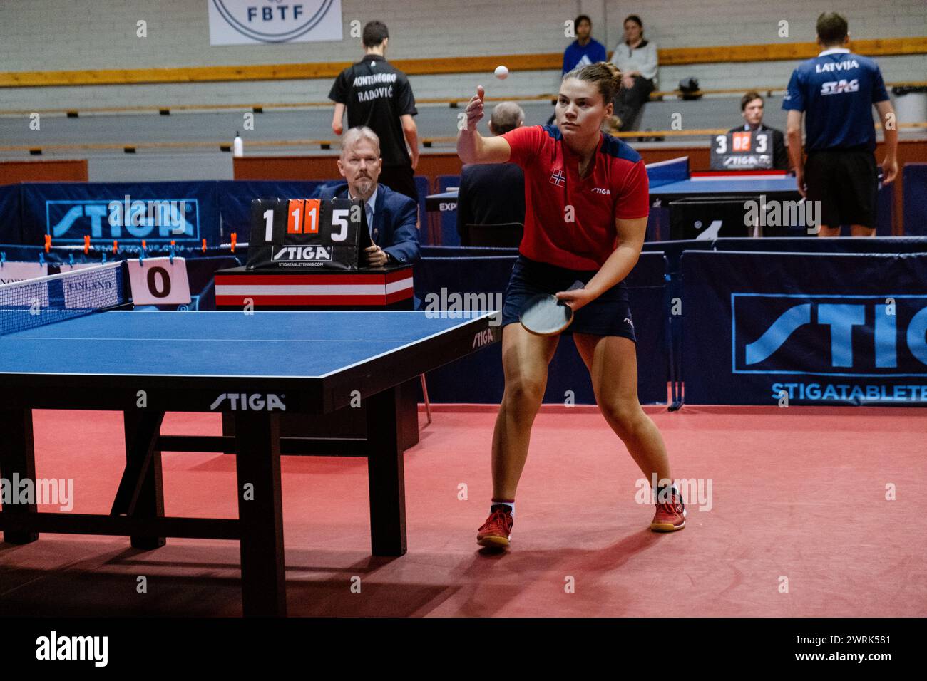 Anna KIRICHENKO von Finnland (blau) spielt Rebekka CARLSON von Norwegen (rot). Aktion der internationalen Frauenspiele der Qualifikationsgruppe Finnland gegen Norwegen (für das Europaturnier 2023) in Helsinki, 17. Oktober 2022. Stockfoto