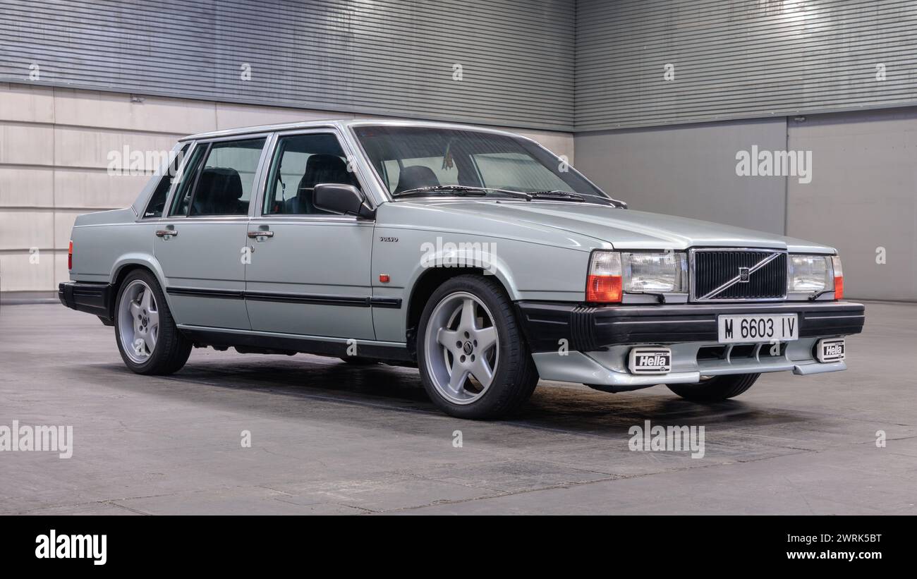 Bilbao, Spanien - 11. November 2023: Volvo 740 GL 4-türiger Salon im Parkhaus Stockfoto