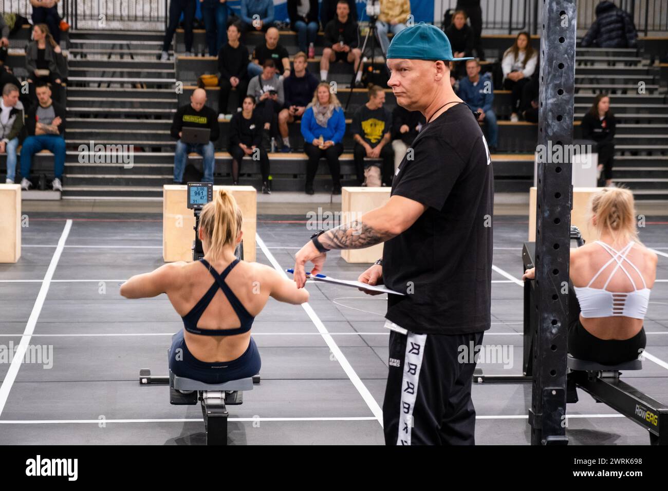 CROSS-FIT, LIVE-FITNESS-EVENT, STOCKHOLM: Frauen treten beim Throwdown Cross-Fit-Wettbewerb beim Fitness Festival (Fitness Festivalen) im Stockholmsmässan, Stockholm, Schweden, im Dezember 2022 an. Foto: Rob Watkins. INFO: Das Fitnessfestivalen ist ein jährlich in Schweden stattfindendes Fitness-Event, das Fitnessbegeisterte und gesundheitsbewusste Menschen anzieht. Die Teilnehmer können an einer Vielzahl von Aktivitäten teilnehmen, darunter Fitnesskurse, Workshops und Wettbewerbe. Die Veranstaltung bietet auch Imbissstände, Gesundheits- und Wellnessangebote sowie Live-Unterhaltung. Stockfoto