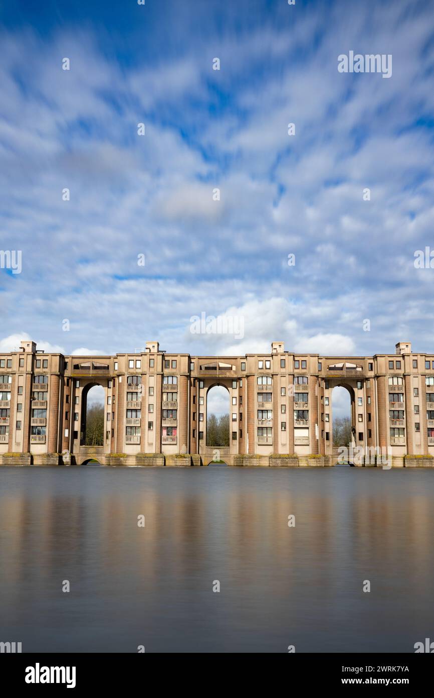Langzeitbelichtung des Wohnkomplexes „Les Arcades du Lac“, entworfen vom Architekten Ricardo Bofill in Montigny-le-Bretonne Stockfoto
