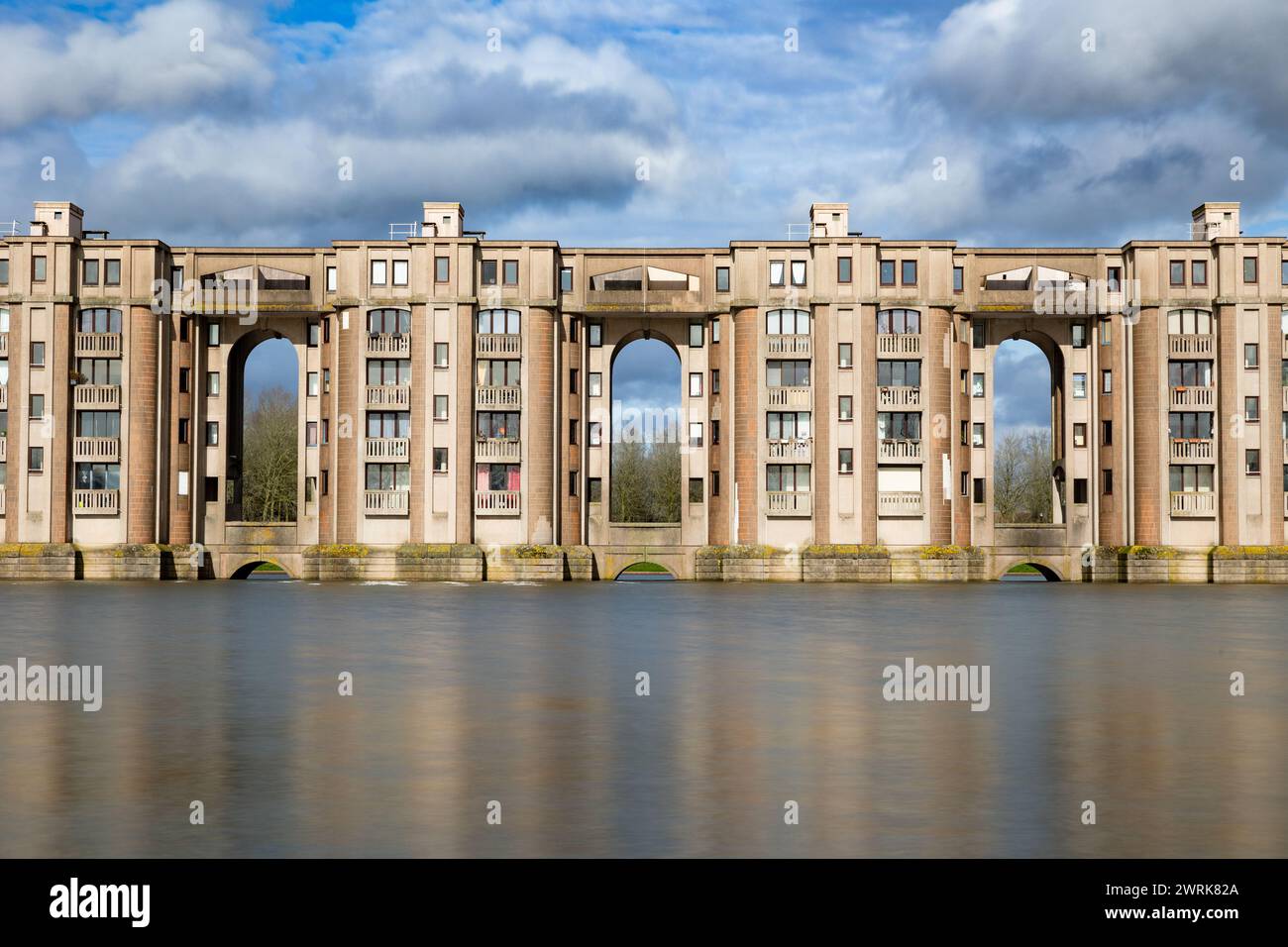 Langzeitbelichtung des Wohnkomplexes „Les Arcades du Lac“, entworfen vom Architekten Ricardo Bofill in Montigny-le-Bretonne Stockfoto