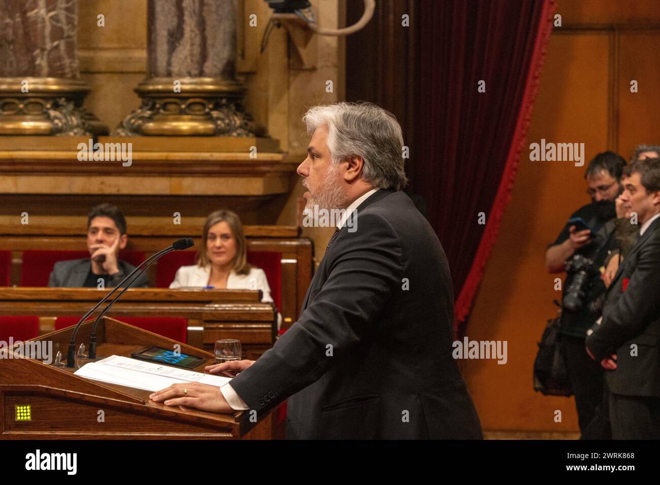 Der Vorsitzende der Fraktion "Junts", Albert Batet, reicht erneut seine Hand aus, um mit Esquerra über den Haushalt der Generalitat zu verhandeln, unter der Bedingung, dass neben anderen Anträgen die Erbschaftssteuer abgeschafft wird. Die Fraktion hat jedoch eine vollständige Änderung der Haushaltspläne vorgelegt, über die heute im katalanischen parlament abgestimmt wird. El presidente del grupo parlamentario 'Junts', Albert Batet, vuelve a extender la mano para negociar los presupuestos de la Generalitat con Esquerra, con la condición de que se elimine el impuesto de sucesiones entre otras peticione Stockfoto